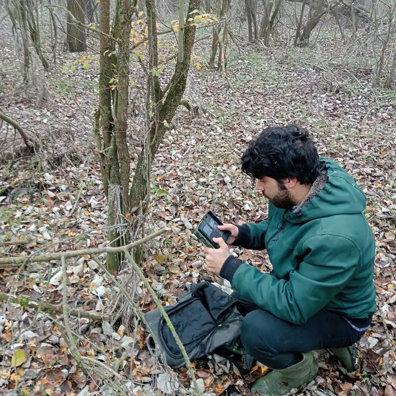 Gonzalo instalando sistemas de observación en un bosque para una consultoría ambiental.