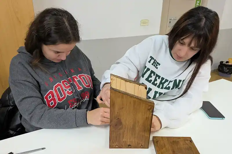 Taller de construcción de un cajón nido que es una actividad de educación ambiental