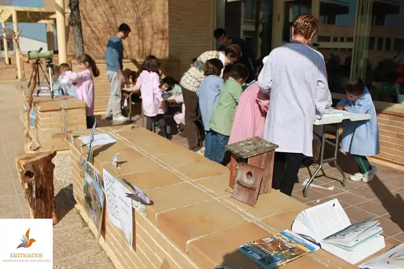 Niños haciendo actividades de educación ambiental.
