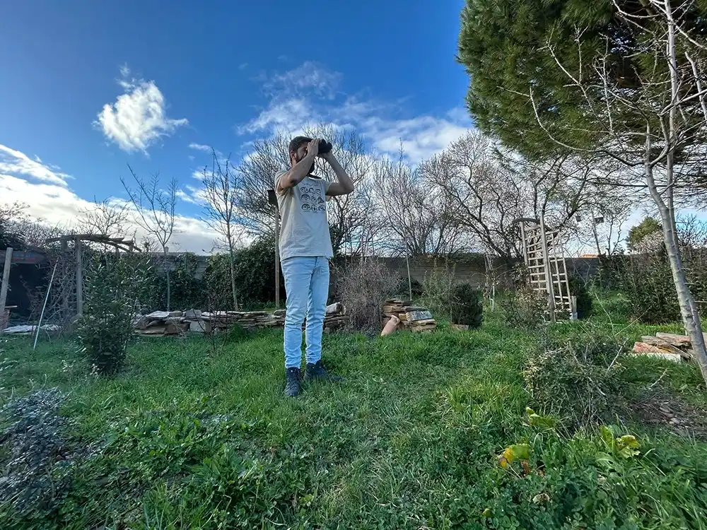 Gonzalo con los prismáticos en la microreserva de la coruja.